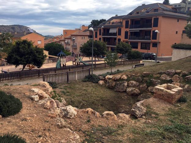 Pozo al aire junto a un parque descubierto por un vecino de Gilet y ya precintado por el ayuntamiento. 