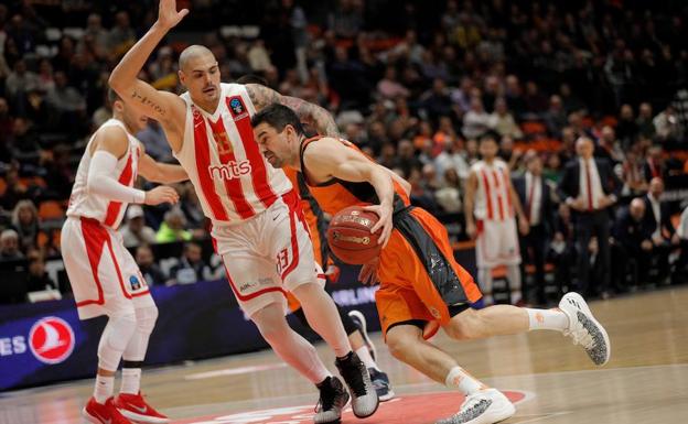 Rafa Martínez defiende un balón en el anterior partido ante el Estrella Roja.