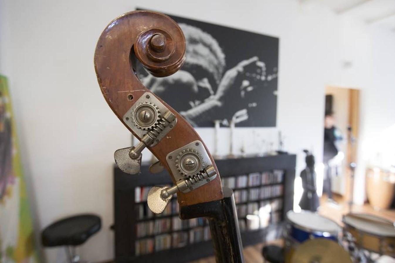 En casa de Ximo Tébar se respira arte por los cuatro costados. Lo singular de esta vivienda, que él define como híbrida, reside en que se trata en sí misma de un estudio de grabación, pues está toda ella interconectada e insonorizada de manera que es posible grabar discos en su interior. Además, el salón, configurado como si fuera un escenario, es un espacio abierto que gira en torno a un piano de cola y una batería. En ocasiones, el lugar se transforma en una improvisada galería de arte. Eso ocurre cuando Rebeca Planas, pareja de Ximo, recibe a clientes o galeristas interesados en sus obras y las paredes se cubren de los cuadros de la artista. Ximo vivía en un piso en Valencia pero alquilaba plantas bajas para poder ensayar. Decidió entonces buscar un espacio grande que le permitiera tener en el mismo sitio la casa, el estudio, el almacén y los instrumentos. Así, el compositor encontró una nave en Carlet y diseñó una casa para artistas en la que nunca deja de sonar el jazz.