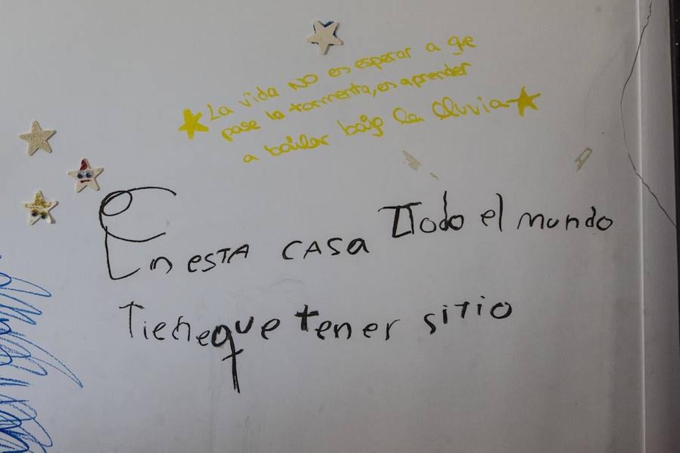 En casa de Ximo Tébar se respira arte por los cuatro costados. Lo singular de esta vivienda, que él define como híbrida, reside en que se trata en sí misma de un estudio de grabación, pues está toda ella interconectada e insonorizada de manera que es posible grabar discos en su interior. Además, el salón, configurado como si fuera un escenario, es un espacio abierto que gira en torno a un piano de cola y una batería. En ocasiones, el lugar se transforma en una improvisada galería de arte. Eso ocurre cuando Rebeca Planas, pareja de Ximo, recibe a clientes o galeristas interesados en sus obras y las paredes se cubren de los cuadros de la artista. Ximo vivía en un piso en Valencia pero alquilaba plantas bajas para poder ensayar. Decidió entonces buscar un espacio grande que le permitiera tener en el mismo sitio la casa, el estudio, el almacén y los instrumentos. Así, el compositor encontró una nave en Carlet y diseñó una casa para artistas en la que nunca deja de sonar el jazz.