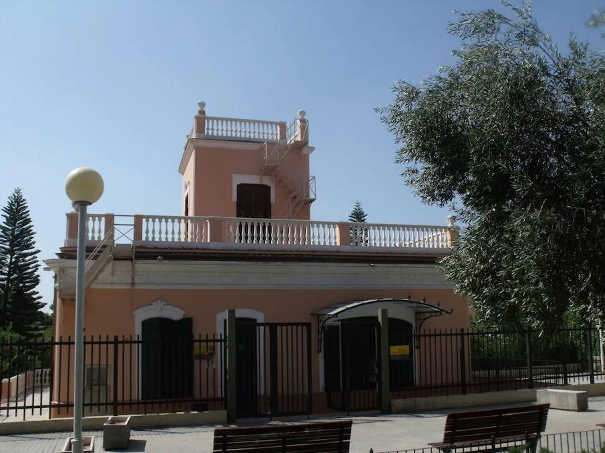 Biblioteca de Teodor Llorente: Situado en la calle Campamento, una de las arterias de Benimàmet, el Chalet de Panach es la sede de esta biblioteca pública. La vivienda residencial es un claro ejemplo de edificio burgués de principios del siglo XX. Pertenecía al matrimonio formado por Manuel Panach y Paquita Pastor. Del chalet, del que solo queda el edificio principal, llegó a tener viviendas para los guardeses y establos y estaba rodeado por un huerto de naranjos. Su interior se compone, actualmente, de una vivienda de una sola planta terminada en terraza y en cuyo centro se alza una torre miramar. Dispone, además, de semisótano que sirve para adaptar el edificio al desnivel del terreno. Para acceder a la vivienda hay que salvar la altura a través de una gran escalera.