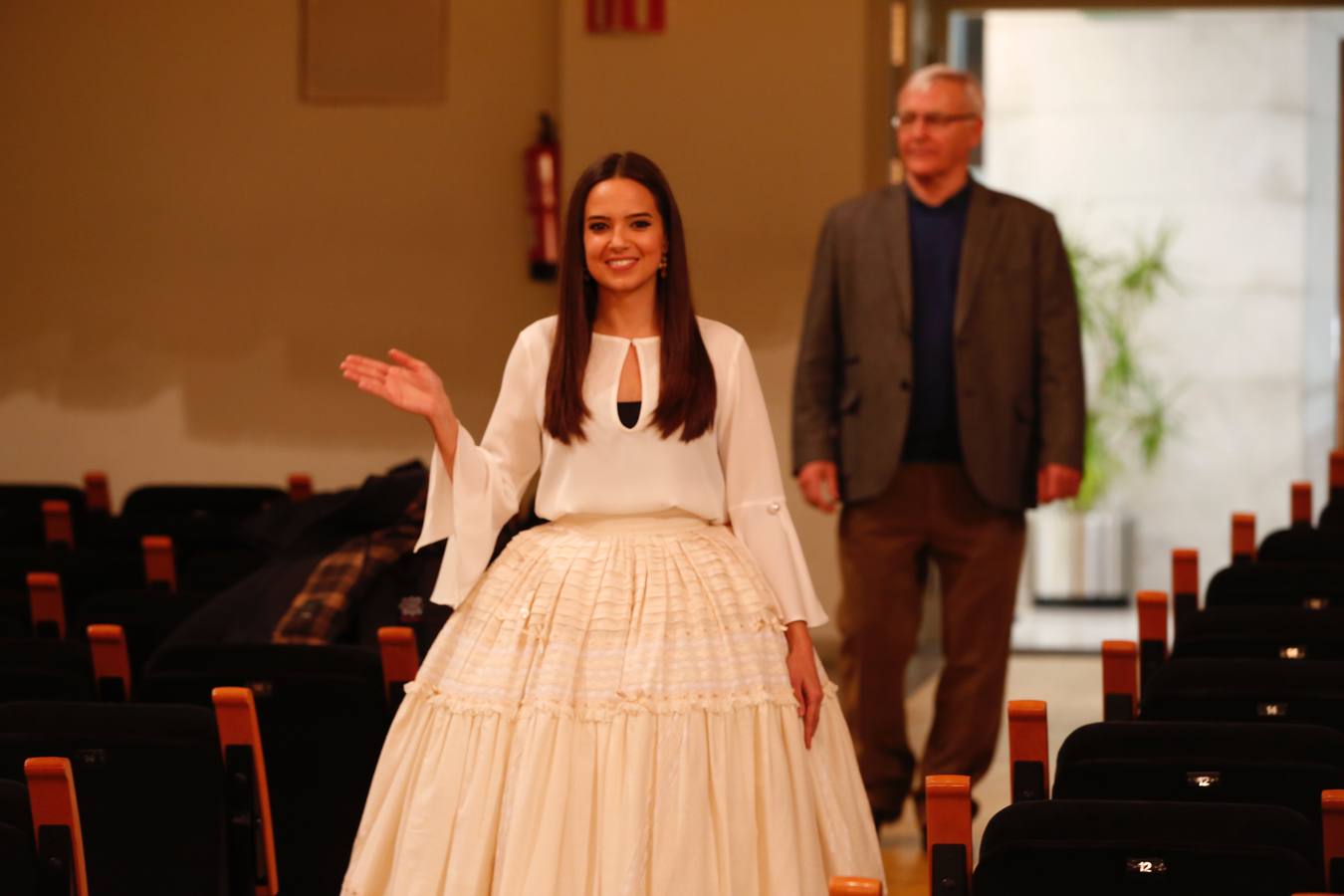 Las falleras mayores de Valencia, Marina Civera, y Sara Larrazábal, las cortes, el alcalde Joan Ribó y el edil Pere Fuset han realizado el ensayo de las exaltaciones que tendrán lugar este viernes y el sábado en el Palau de la Música. Las jóvenes tomaron buena nota de cómo subir al son de la música y de la manera de sentarse en los tronos.