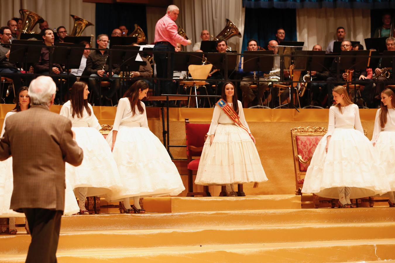 Las falleras mayores de Valencia, Marina Civera, y Sara Larrazábal, las cortes, el alcalde Joan Ribó y el edil Pere Fuset han realizado el ensayo de las exaltaciones que tendrán lugar este viernes y el sábado en el Palau de la Música. Las jóvenes tomaron buena nota de cómo subir al son de la música y de la manera de sentarse en los tronos.