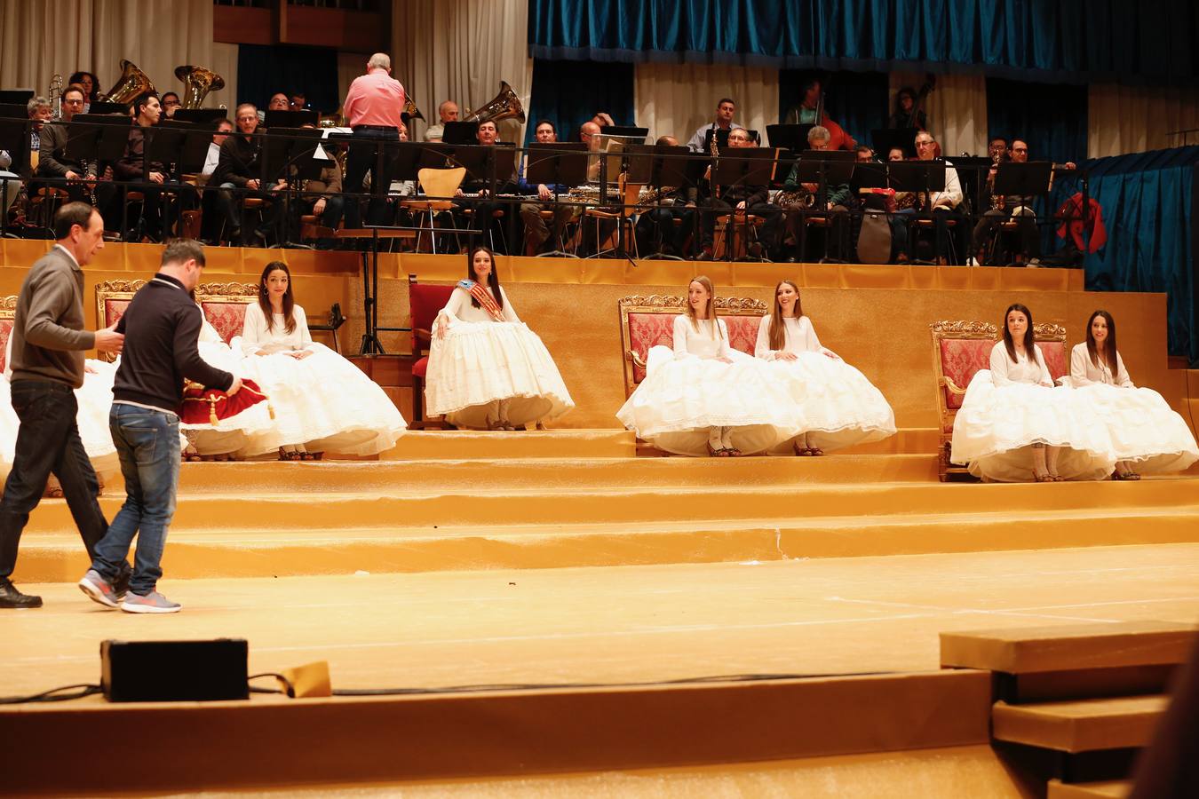 Las falleras mayores de Valencia, Marina Civera, y Sara Larrazábal, las cortes, el alcalde Joan Ribó y el edil Pere Fuset han realizado el ensayo de las exaltaciones que tendrán lugar este viernes y el sábado en el Palau de la Música. Las jóvenes tomaron buena nota de cómo subir al son de la música y de la manera de sentarse en los tronos.