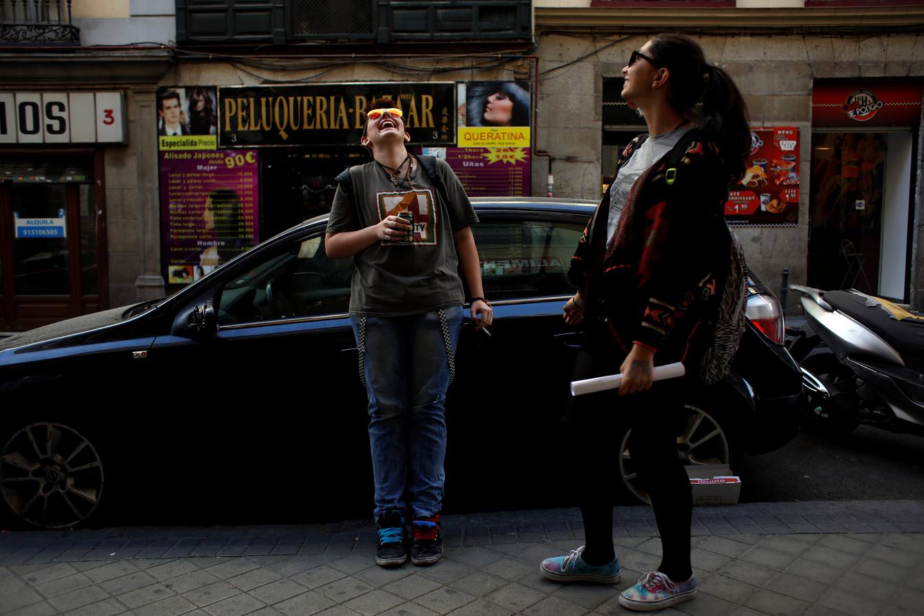 El adolescente transgénero Gabriel Díaz de Tudanca, de 16 años, y su compañera de escuela, Alina, se reúnen después de clase en Madrid (20 de mayo de 2015). Díaz de Tudanca tenía tres años cuando regresó un día del colegio y le dijo a su madre que era un niño. Él quería ser llamado Óscar. Nadie sacó nada de eso hasta que años más tarde se reveló como un hombre transgénero, primero a su círculo íntimo de amigos y más tarde a sus padres, que han apoyado mucho su transición y le han ayudado a enfrentarse a todos los desafíos sociales, legales y médicos que han acompañado su decisión de ser fiel a sí mismo.