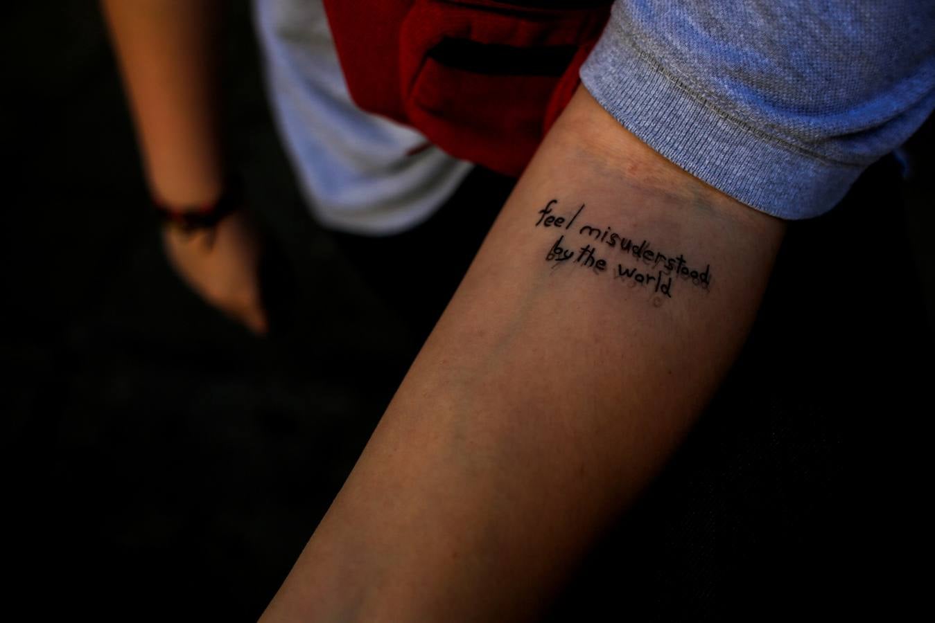 Gabriel muestra una frase escrita en su brazo ("me siento incomprendido por el mundo") al final de un día escolar en Madrid, el 28 de mayo de 2015. "Todas las barreras que enfrentamos provienen de la falta de información sobre lo que significa ser transgénero. Las cosas han mejorado desde mi transición, nos hemos vuelto más visibles, pero todavía tenemos que seguir trabajando para educar a la sociedad ", explica.