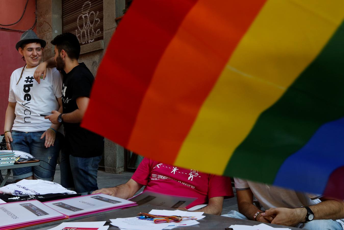 Gabriel, a los 16 años, habla con otro amigo transgénero, ya que ambos brindan información sobre temas relacionados con personas transgénero durante la Semana del Orgullo en Madrid, el 25 de junio de 2015.