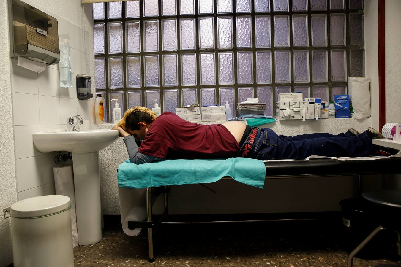 Gabriel está nervioso cuando se acuesta antes de recibir su primera dosis de testosterona en Madrid, el 16 de diciembre de 2015. "Estaba muy emocionado de comenzar con la testosterona. Estaba ansioso por todos los cambios que iban a venir como la profundización de mi voz y la redistribución de mi grasa corporal. Pero no quería hacerme una imagen mental para no sentirme decepcionado después ", resalta.