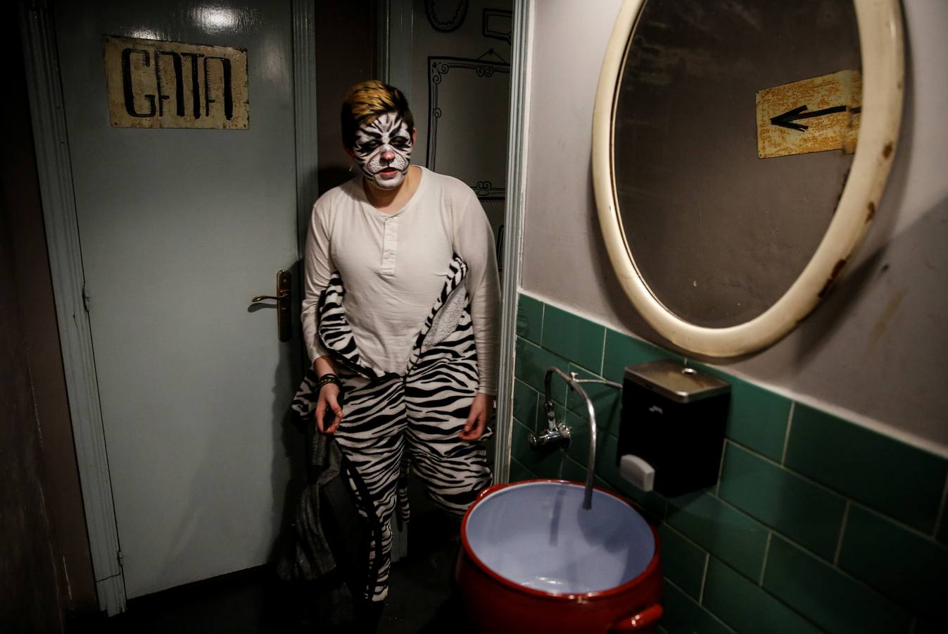 Gabriel, a los 17 años, sale del baño de hombres en un club que se segrega por género y llama el baño de las mujeres 'Gatas' y el de los hombres 'Gatos', en Madrid, el 5 de febrero de 2016.