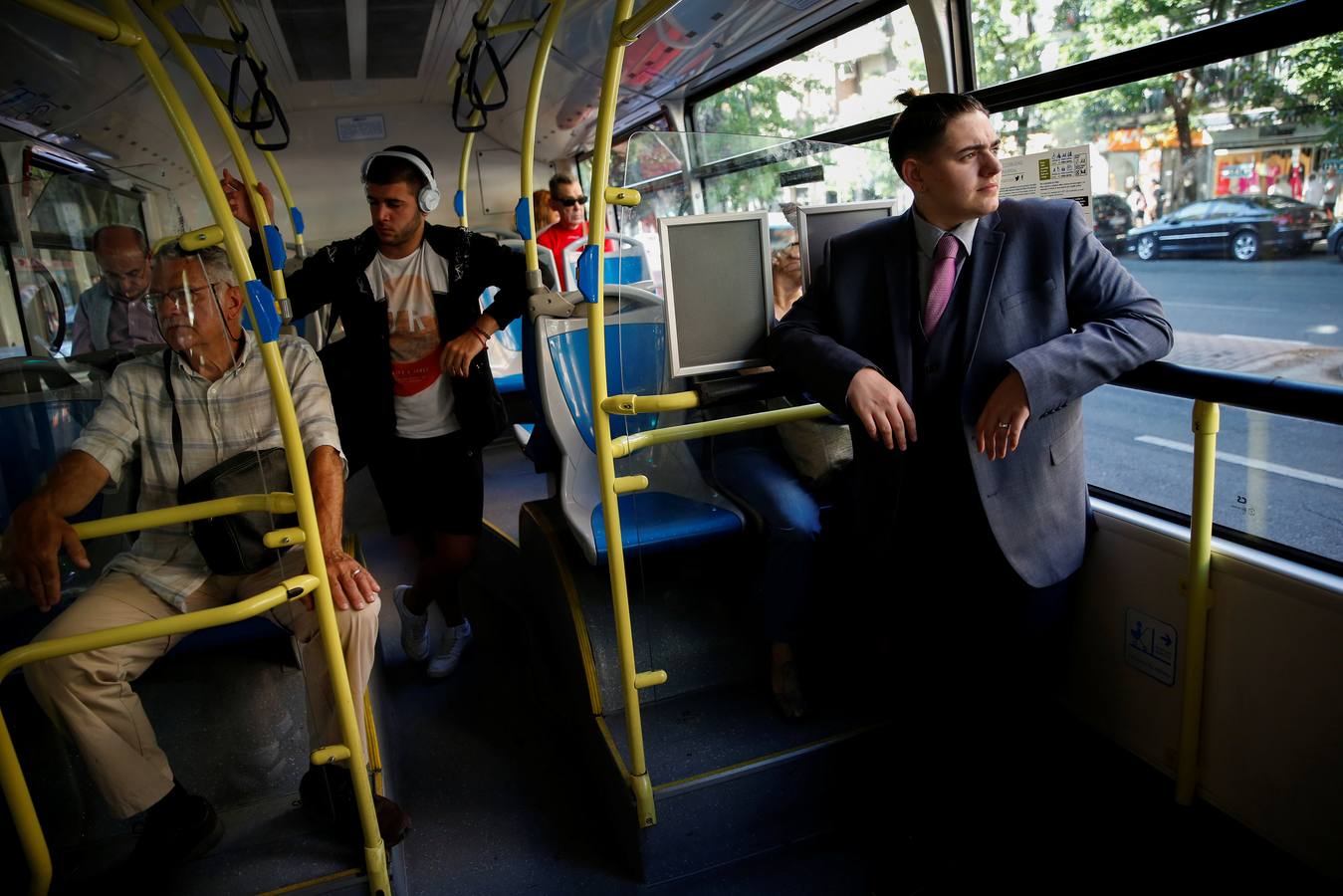 Gabriel, en un autobús público, para asistir a su graduación escolar en Madrid, el 20 de junio de 2016.