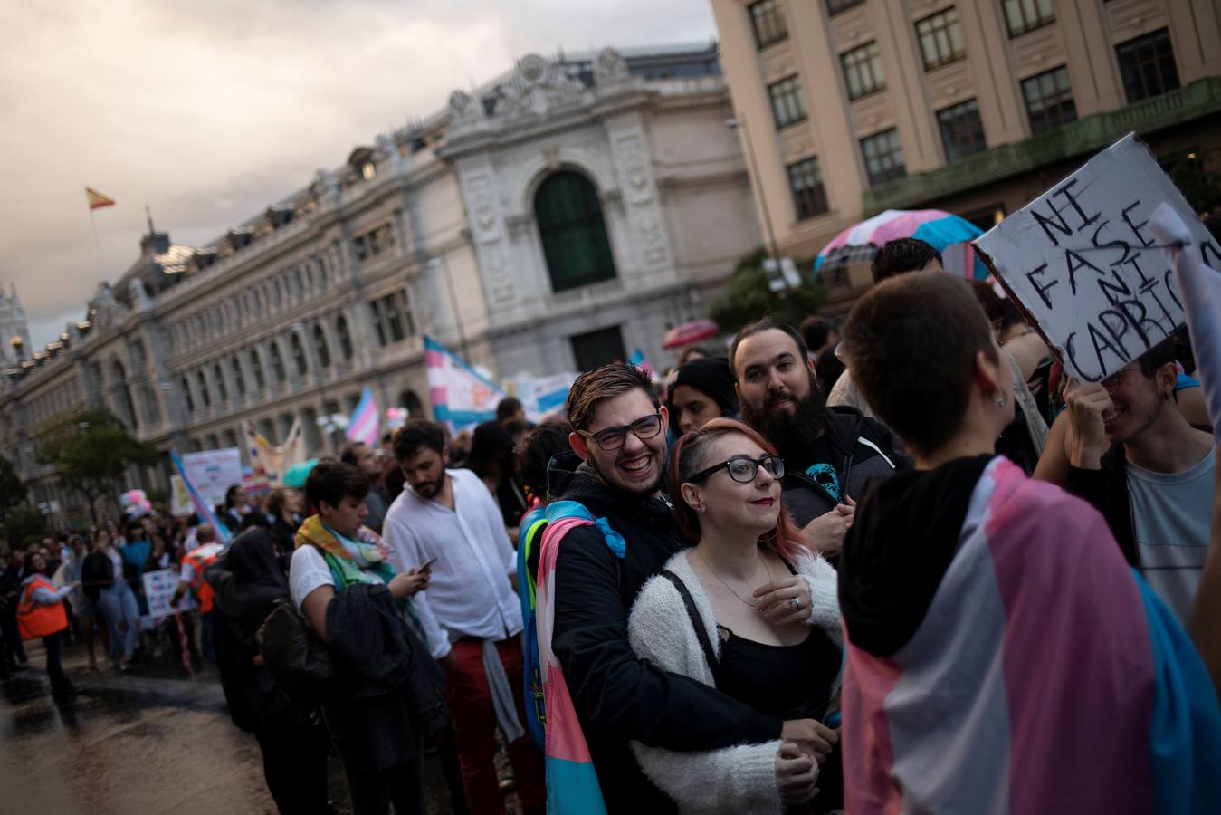 Gabriel y Ruth, en una protesta para detener la patologización de las personas transgénero en Madrid, el 20 de octubre de 2018.