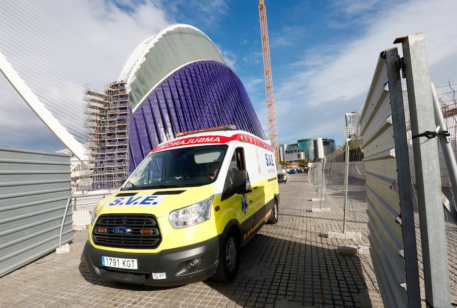 Un trabajador resulta herido mientras limpiaba unos cristales a 60 metros de altura