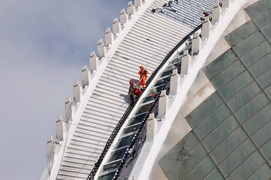 Un trabajador resulta herido mientras limpiaba unos cristales a 60 metros de altura