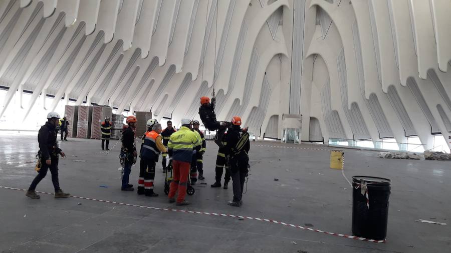 Un trabajador resulta herido mientras limpiaba unos cristales a 60 metros de altura