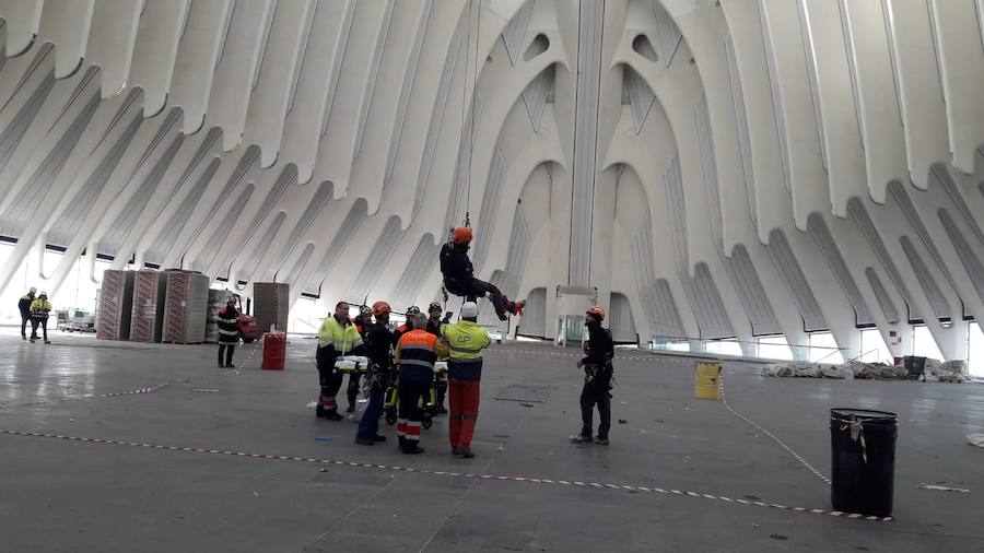 Un trabajador resulta herido mientras limpiaba unos cristales a 60 metros de altura