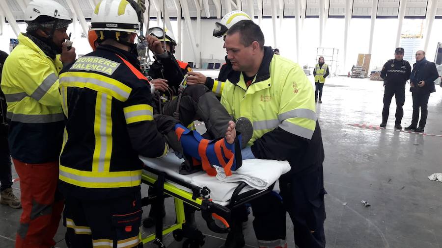 Un trabajador resulta herido mientras limpiaba unos cristales a 60 metros de altura