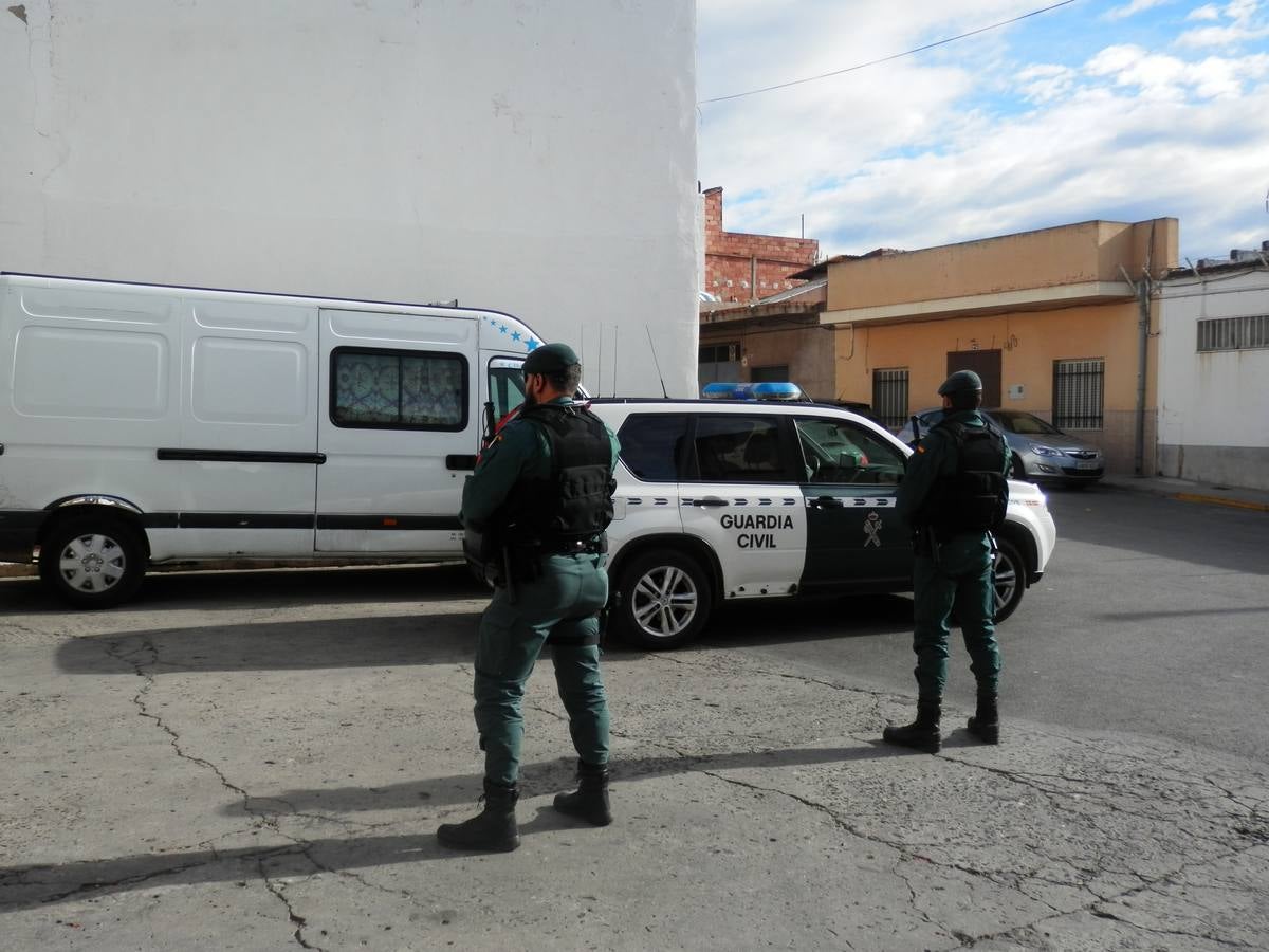 La Guardia Civil ha dado un golpe a un epicentro de la marihuana en Valencia. UNa operación en Alberic se ha saldado con el desmantelamiento de una quincena de plantaciones en viviendas, la detención de una veintena de personas y la eliminación de hasta 44 enganches ilegales de luz.