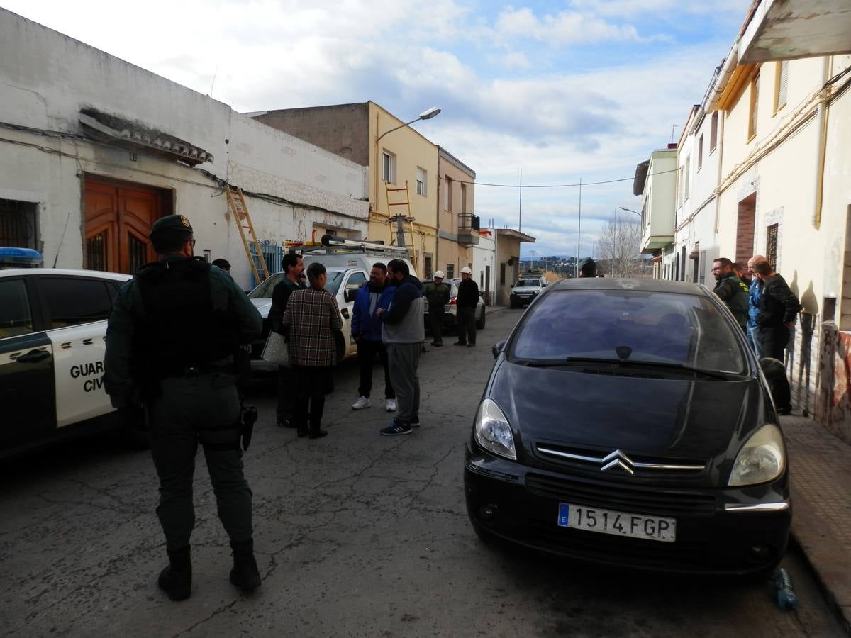 La Guardia Civil ha dado un golpe a un epicentro de la marihuana en Valencia. UNa operación en Alberic se ha saldado con el desmantelamiento de una quincena de plantaciones en viviendas, la detención de una veintena de personas y la eliminación de hasta 44 enganches ilegales de luz.