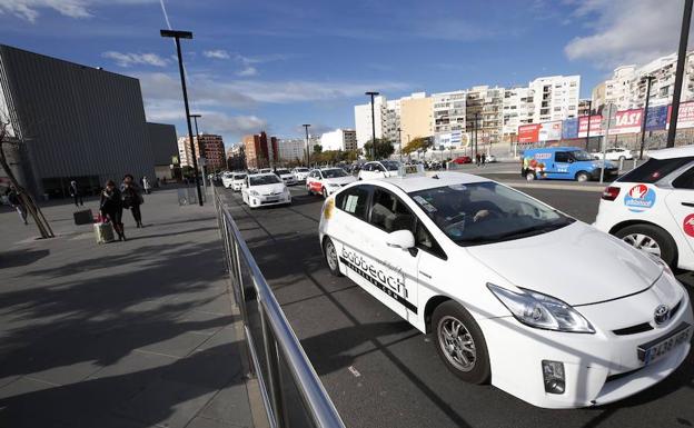 Taxistas en la estacion Joaquin Sorolla.