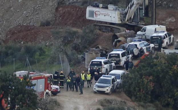 Imagen principal - La autopsia apunta a que Julen murió tras sufrir politraumatismos al caer al pozo