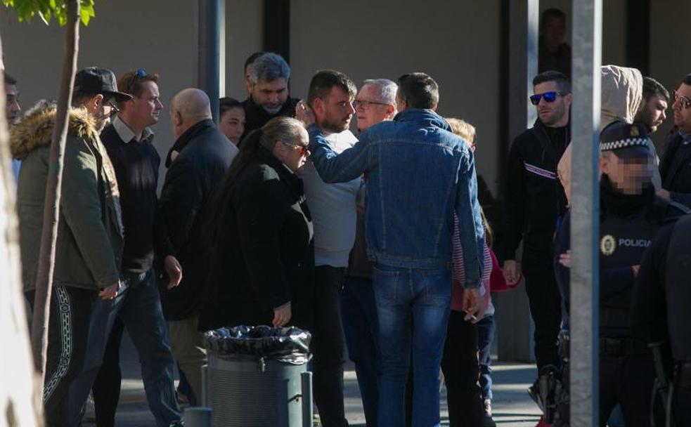 Los padres y familiares de Julen se encuentran desde esta mañana en el tanatorio de El Palo (Málaga).