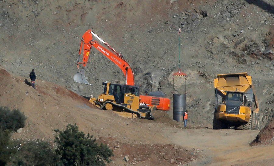 Tras 12 días de intensa búsqueda, el agónico rescate del pequeño Julen ha terminado con el peor de los desenlaces posibles. El niño, de dos años y medio ha sido encontrado muerto después de que los mineros conectaran la galería vertical construida durante la última semana con el pozo al que cayó el pequeño