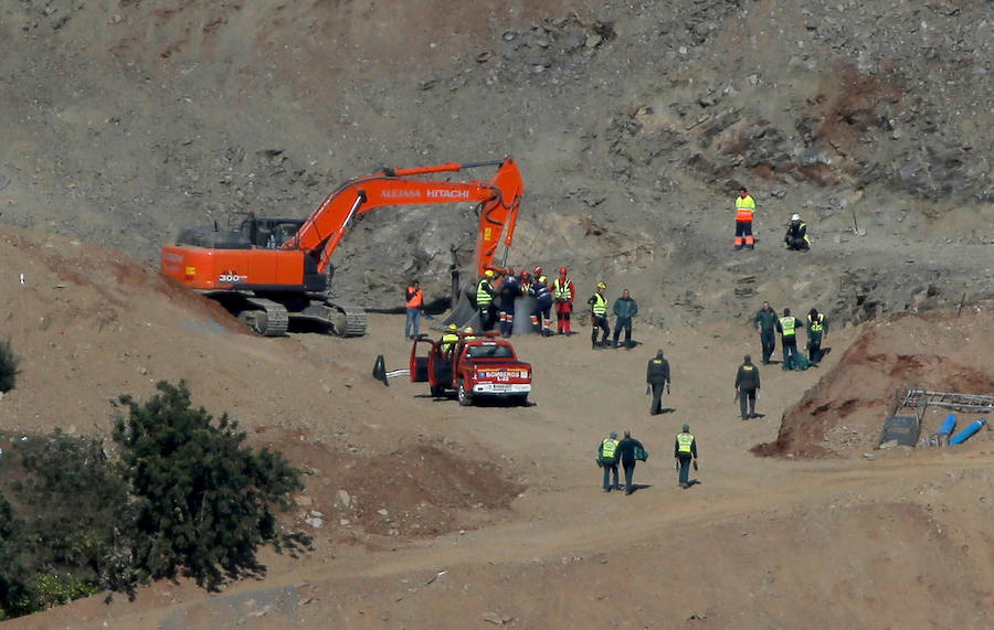 Tras 12 días de intensa búsqueda, el agónico rescate del pequeño Julen ha terminado con el peor de los desenlaces posibles. El niño, de dos años y medio ha sido encontrado muerto después de que los mineros conectaran la galería vertical construida durante la última semana con el pozo al que cayó el pequeño