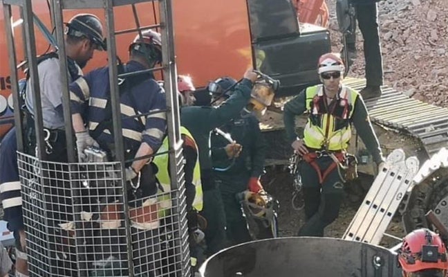 Tras 12 días de intensa búsqueda, el agónico rescate del pequeño Julen ha terminado con el peor de los desenlaces posibles. El niño, de dos años y medio ha sido encontrado muerto después de que los mineros conectaran la galería vertical construida durante la última semana con el pozo al que cayó el pequeño