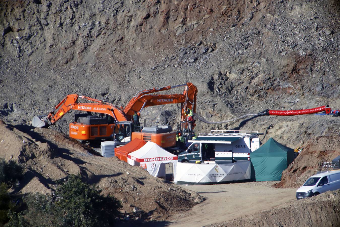 Tras 12 días de intensa búsqueda, el agónico rescate del pequeño Julen ha terminado con el peor de los desenlaces posibles. El niño, de dos años y medio ha sido encontrado muerto después de que los mineros conectaran la galería vertical construida durante la última semana con el pozo al que cayó el pequeño