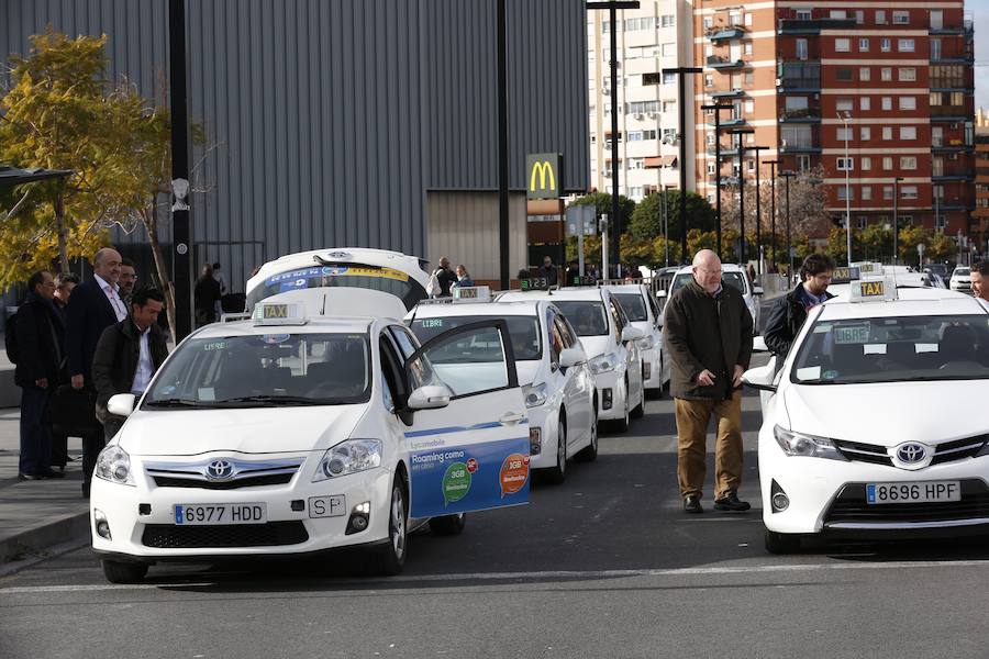 Fotos: Los taxis esperan en la estacion Joaquin Sorolla