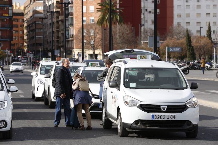 Fotos: Los taxis esperan en la estacion Joaquin Sorolla