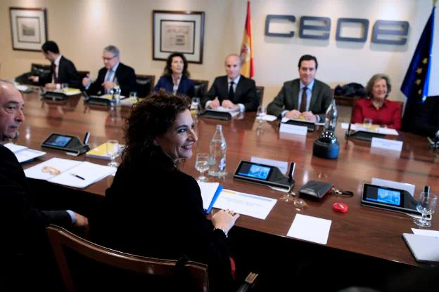 La ministra María Jesús Montero presentando el proyecto de Presupuestos a la CEOE. 
