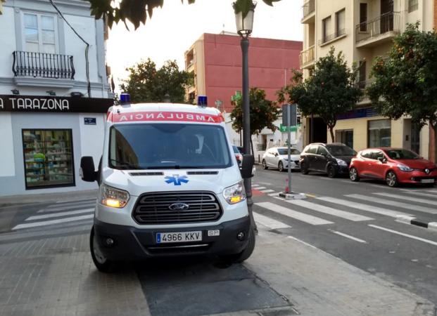 Imagen de la ambulancia estacionada en una acera de la avenida Burjassot. 