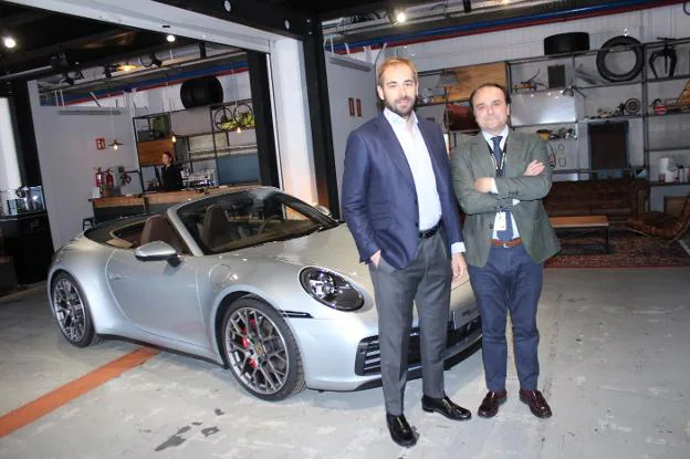 F. Yrurzum y J.M. Taulet, con el nuevo 911 Cabrio.