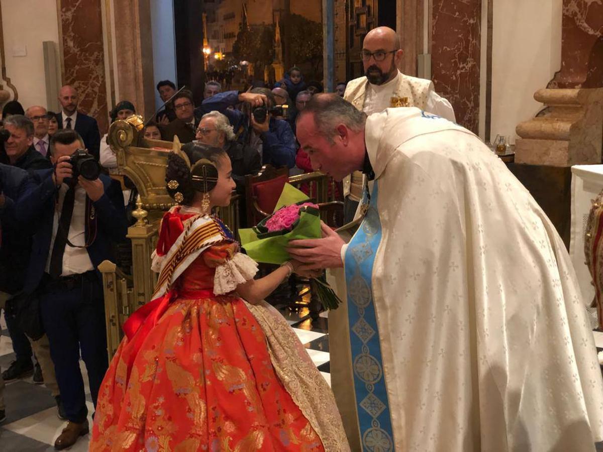 Marina y Civera visitan la Basilíca tras un intenso fin de semana que marca el inicio oficial de su reinado fallero