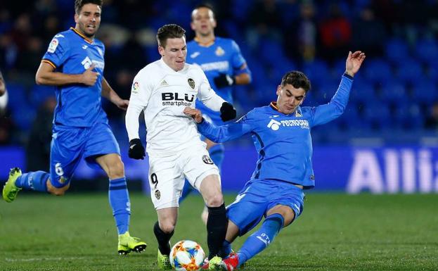 Gameiro disputa un balón con Arambarri en la Copa del Rey.