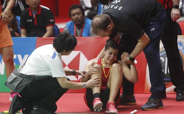 Carolina Marín se duele de la rodilla derecha. 