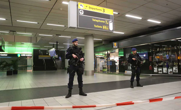 Policías armados en el aeropuerto de Schiphol, en una imagen reciente.