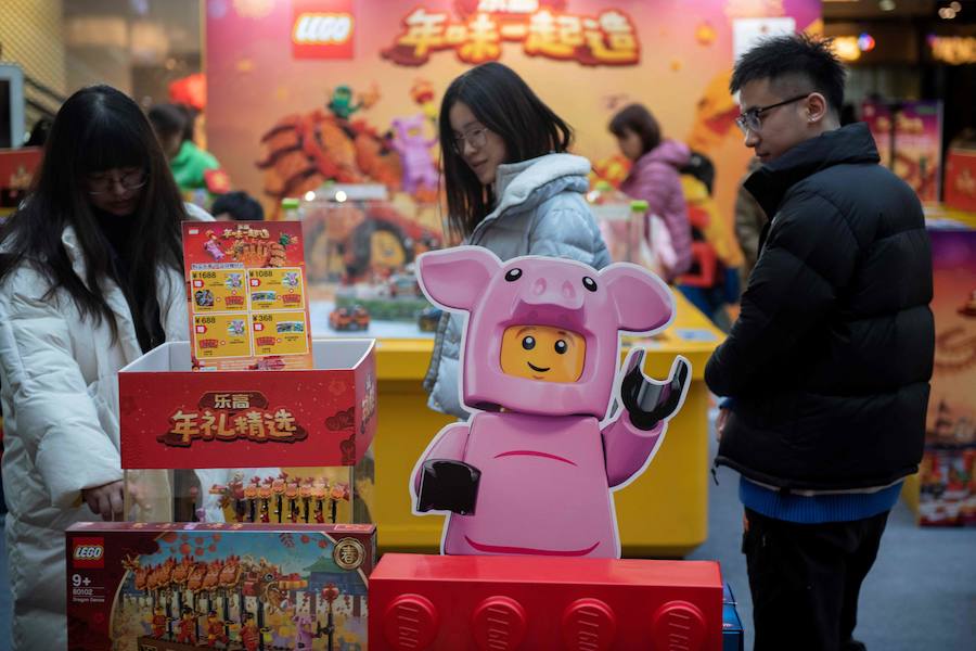 China se prepara para recibir el nuevo Año del Cerdo, el próximo 5 de febrero. Durante 40 días, el país registrará 3.000 millones de desplazamientos, la mayor migración humana, en la que la China urbana viaja mayoritariamente hacia las zonas rurales, a sus lugares de origen, para celebrar el Año Nuevo Lunar. En medio de la superstición que envuelve este festejo, los rituales para entrar con buen pie al Año Nuevo empiezan eliminando la mala suerte del año anterior -limpiando y ordenando la casa- y colocando adornos de color rojo, como los faroles, con mensajes de suerte y buena fortuna.