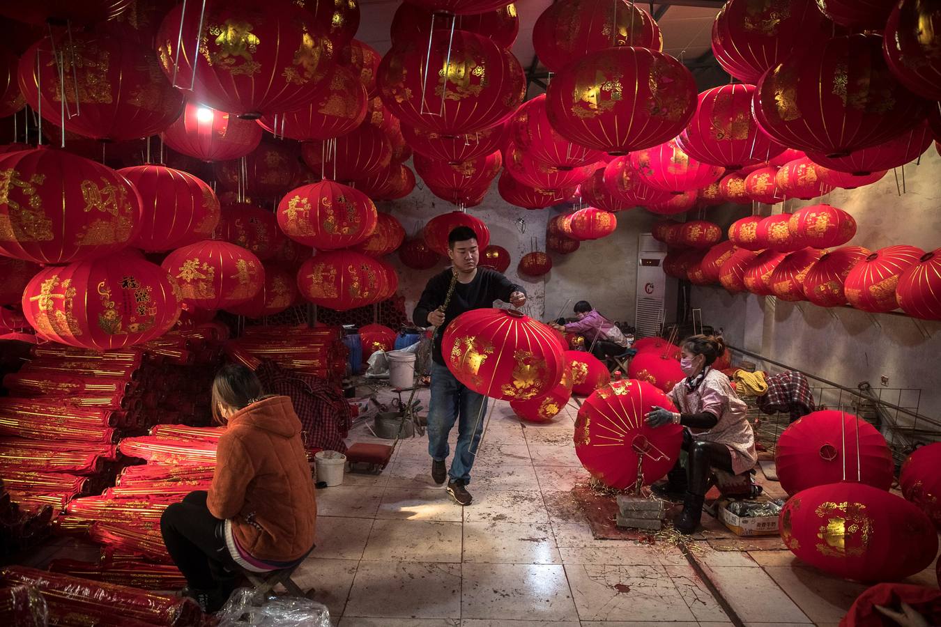 China se prepara para recibir el nuevo Año del Cerdo, el próximo 5 de febrero. Durante 40 días, el país registrará 3.000 millones de desplazamientos, la mayor migración humana, en la que la China urbana viaja mayoritariamente hacia las zonas rurales, a sus lugares de origen, para celebrar el Año Nuevo Lunar. En medio de la superstición que envuelve este festejo, los rituales para entrar con buen pie al Año Nuevo empiezan eliminando la mala suerte del año anterior -limpiando y ordenando la casa- y colocando adornos de color rojo, como los faroles, con mensajes de suerte y buena fortuna.