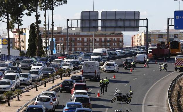 Retención de tráfico en la Avenida del Cid a causa del accidente. 