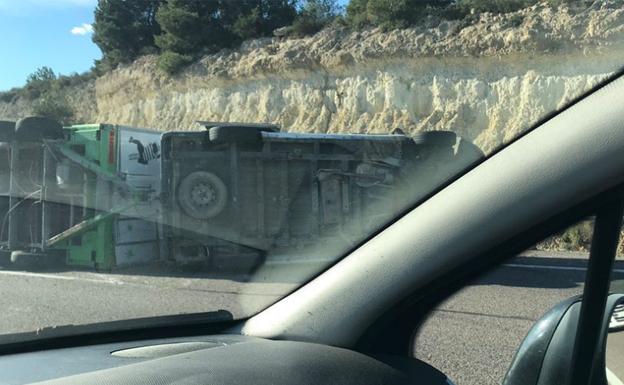 El accidente ocurrido en el 'by-pass', en el término de Paterna, al volcar una autocaravana.