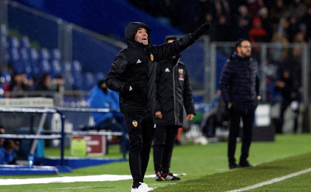 Marcelino, en el partido Getafe-Valencia de Copa, con Bordalás al fondo a la derecha.