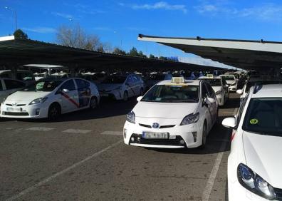 Imagen secundaria 1 - Taxistas valencianos en el bloqueo del parking de Barajas