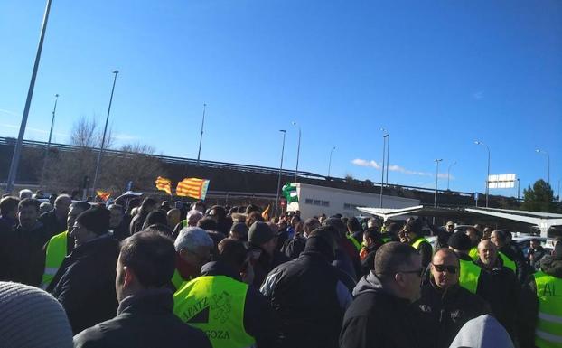 Imagen principal - Taxistas valencianos en el bloqueo del parking de Barajas