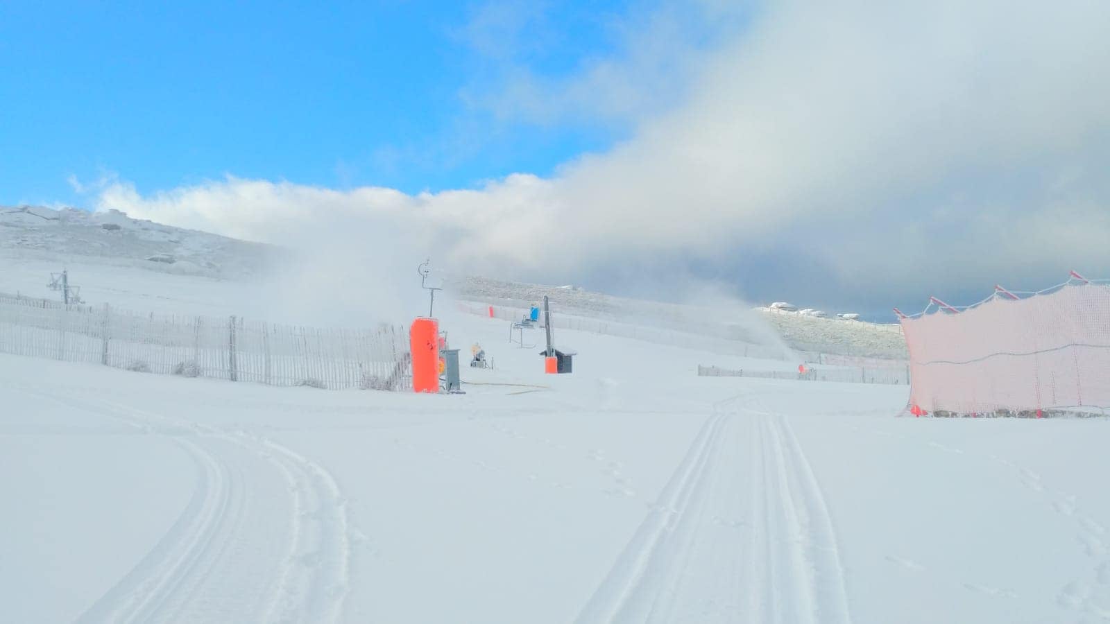 A falta de nieve, en Béjar funcionan los cañones buscando acelerar el inicio de temporada