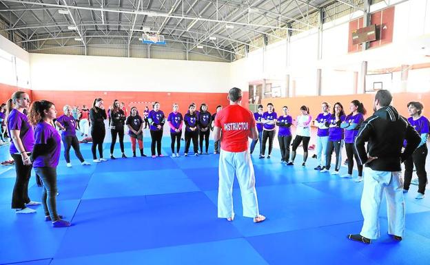 Más de 400 inscritas, cifra récord en los cursos de autodefensa de Paterna