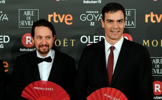 El presidente del Gobierno, Pedro Sánchez posa junto al dirigente de Podemos, Pablo Iglesias, durante la gala de los Goya celebrada el año pasado. 