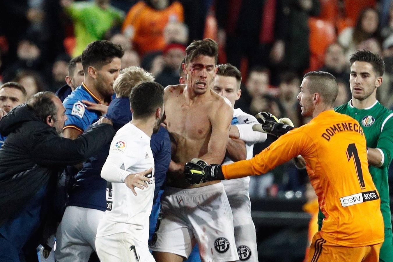 Mestalla vivió una tangana en el césped tras el Valencia-Getafe. Los señalados por el árbitro en el acta: Damián Suárez, Bruno y Jaime Mata. Por el Valencia, destacan un Diakhaby desatado y Gabriel Paulista lleno de sangre intentando poner paz. Hubo insultos y agresiones de todo tipo: puñetazos, codazos, cogidas de cuello, patadas...