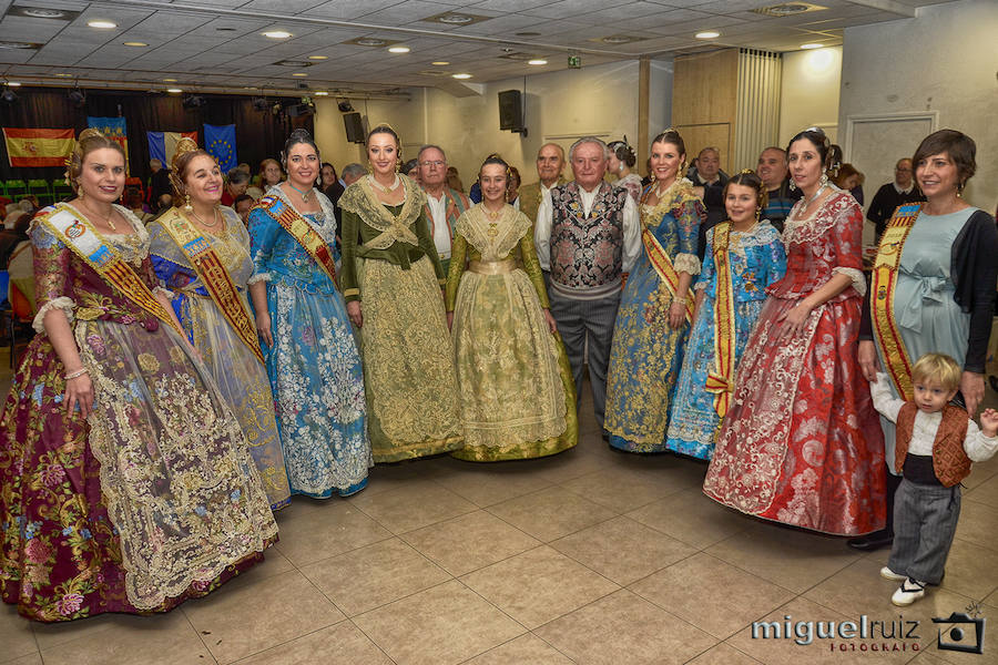 Las falleras mayores de Valencia 2018 viajan hasta la capital francesa para vivir la presentación de Inma Alapont Asins como máxima representante fallera de París. Rocío Gil Uncio y Daniela Gómez de los Ángeles recibieron el cariño de los valencianos residentes en la capital y que forman desde 1947 la Casa Regional Valenciana de París, actualmente presidida por Mari Carmen Criado.